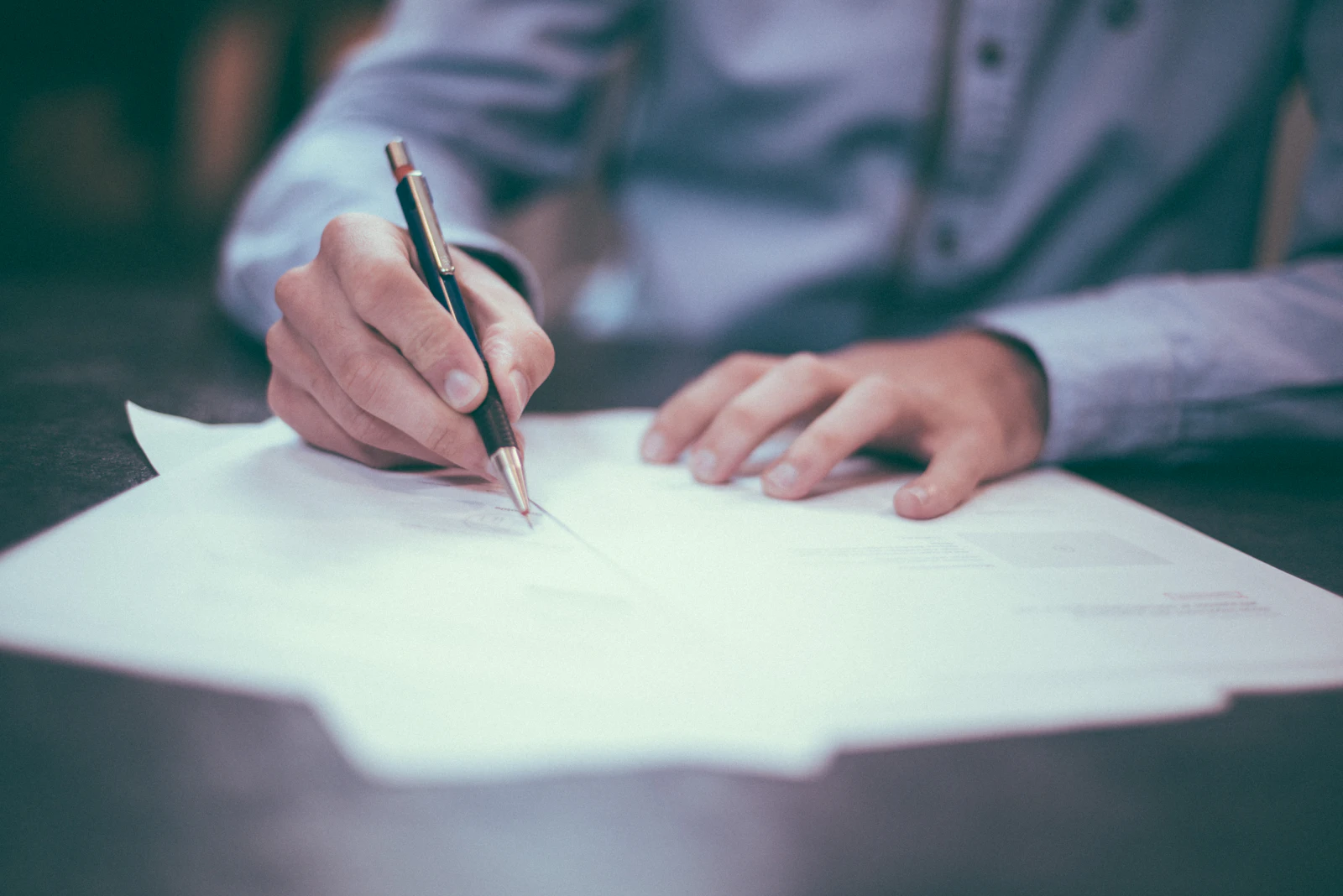 Mesa com documentos analisados em investigação empresarial