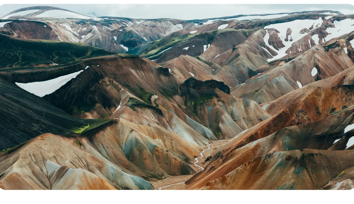 Montanhas com neve e tons minerais
